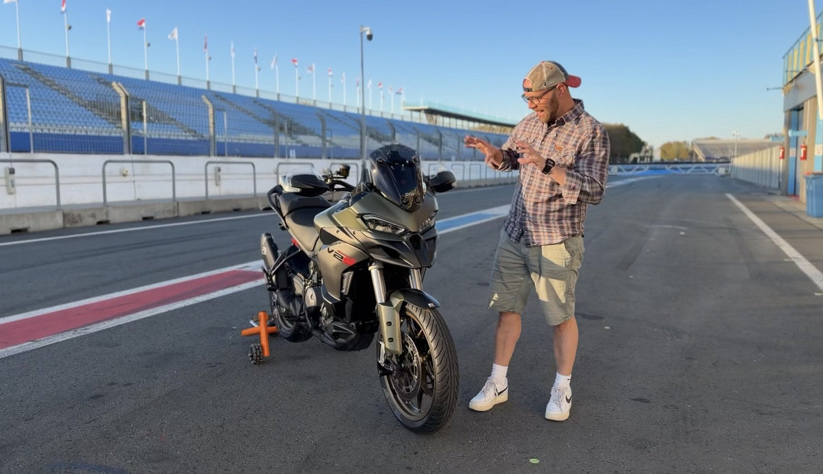 Peter Hofman bij zijn Ducati Multistrada V2S op het circuit