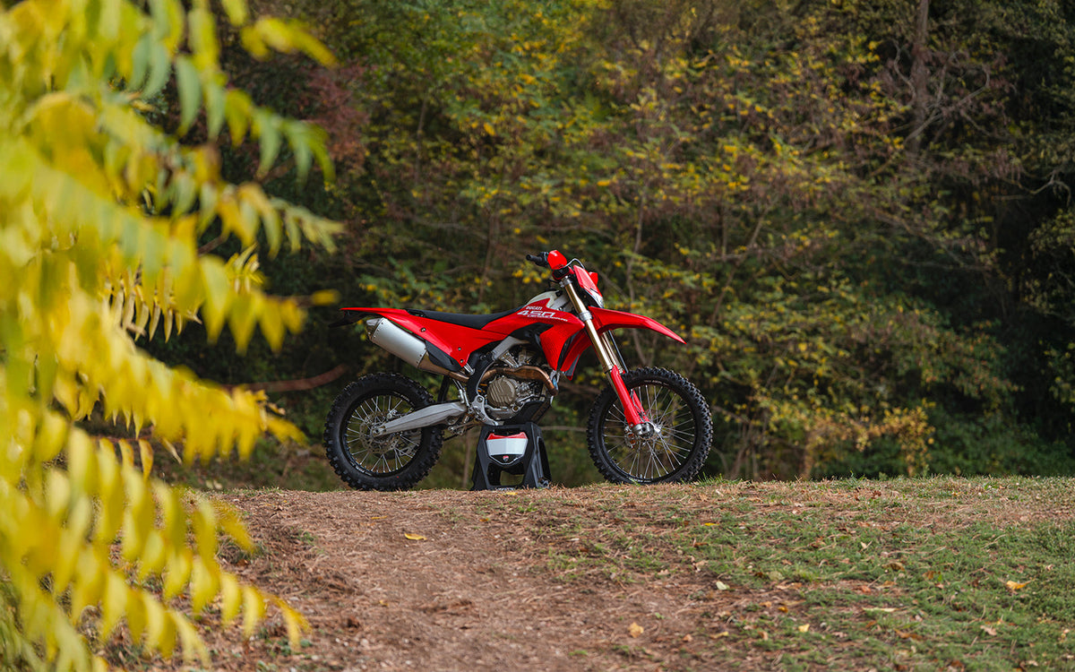 Ducati Desmo450 EDS, de eerste enduro van Ducati, op een bospad
