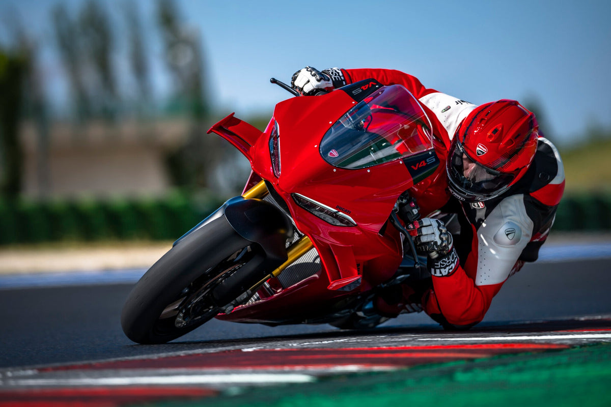 Ducati Panigale V4 2027 met de knie aan de grond op het circuit
