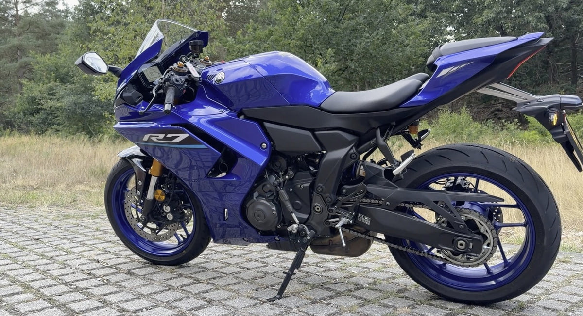 Blauwe Yamaha R7 2026 in zijprofiel (Motor Test TV)
