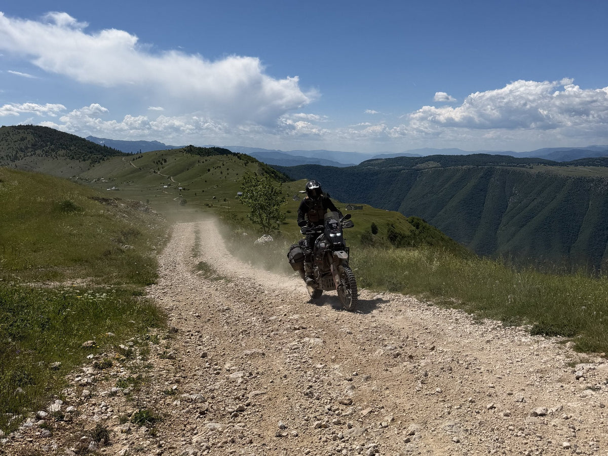 Peter Hofman van Motor Test TV op zijn Yamaha Ténéré op een grindweg in de bergen tijdens de Ténéré Travel Trophy Balkan
