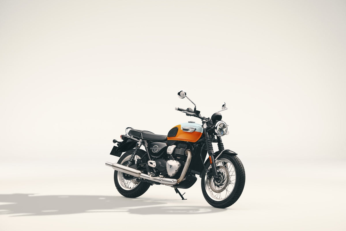 Triumph Bonneville T40 met oranje-blauwe tank, schuin rechtsvoor