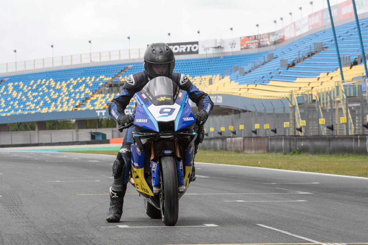 Yamaha R9 Cup: Yamaha R9 racefiets met nummer 9 op het circuit